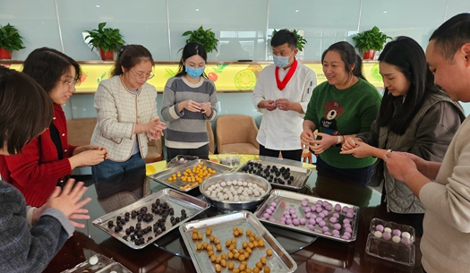 滾湯圓、猜燈謎、制花燈~(yú)~元宵節(jié)就要這樣過(guò)